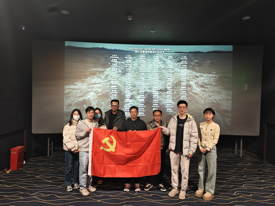 一群人站在台上AI 生成的内容可能不正确。